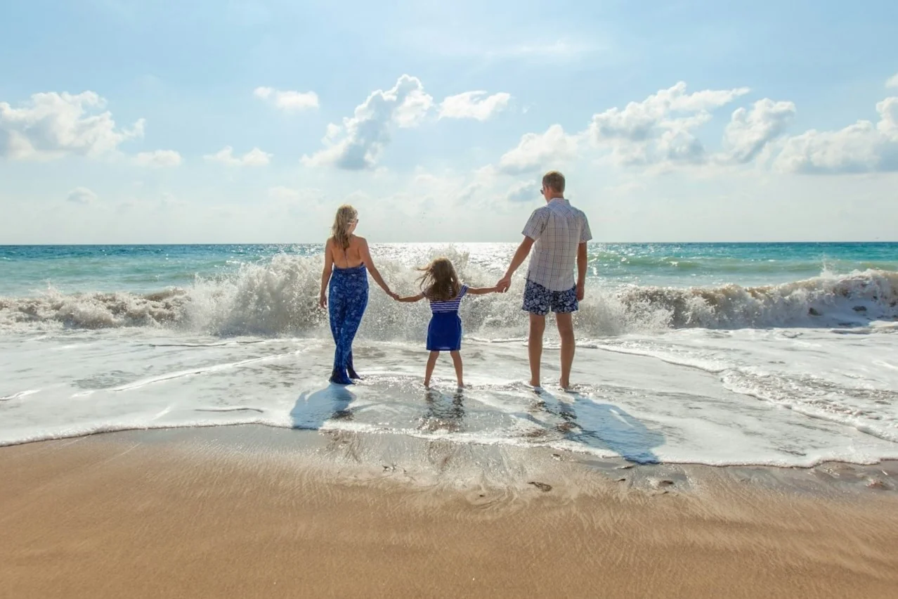 Famille profitant de la plage, illustrant la sérénité financière offerte par une assurance-vie bien préparée pour la retraite.