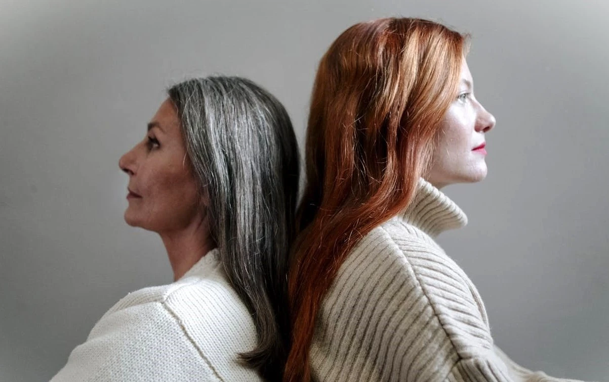 Une femme âgée et sa fille, représentante de son habilitation familiale.