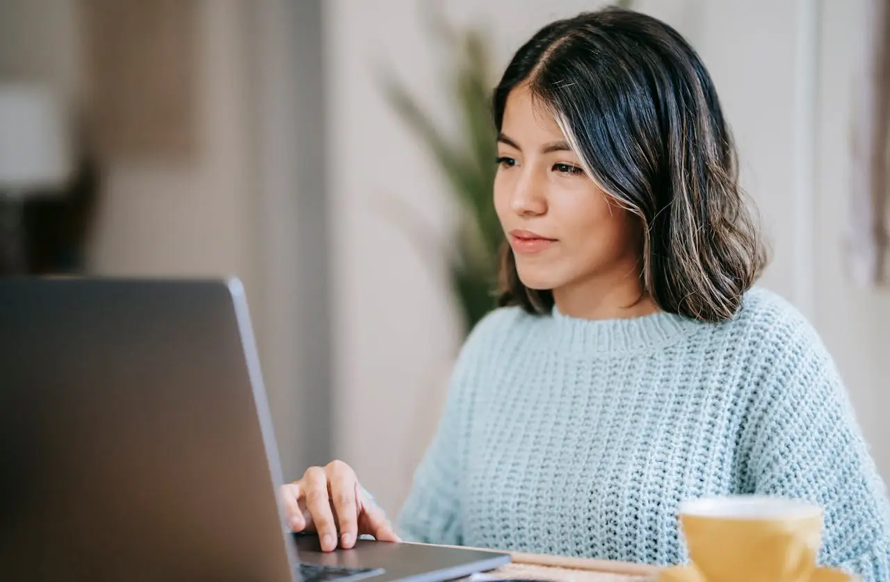Femme qui réalise un rachat de trimestres après expatriation.