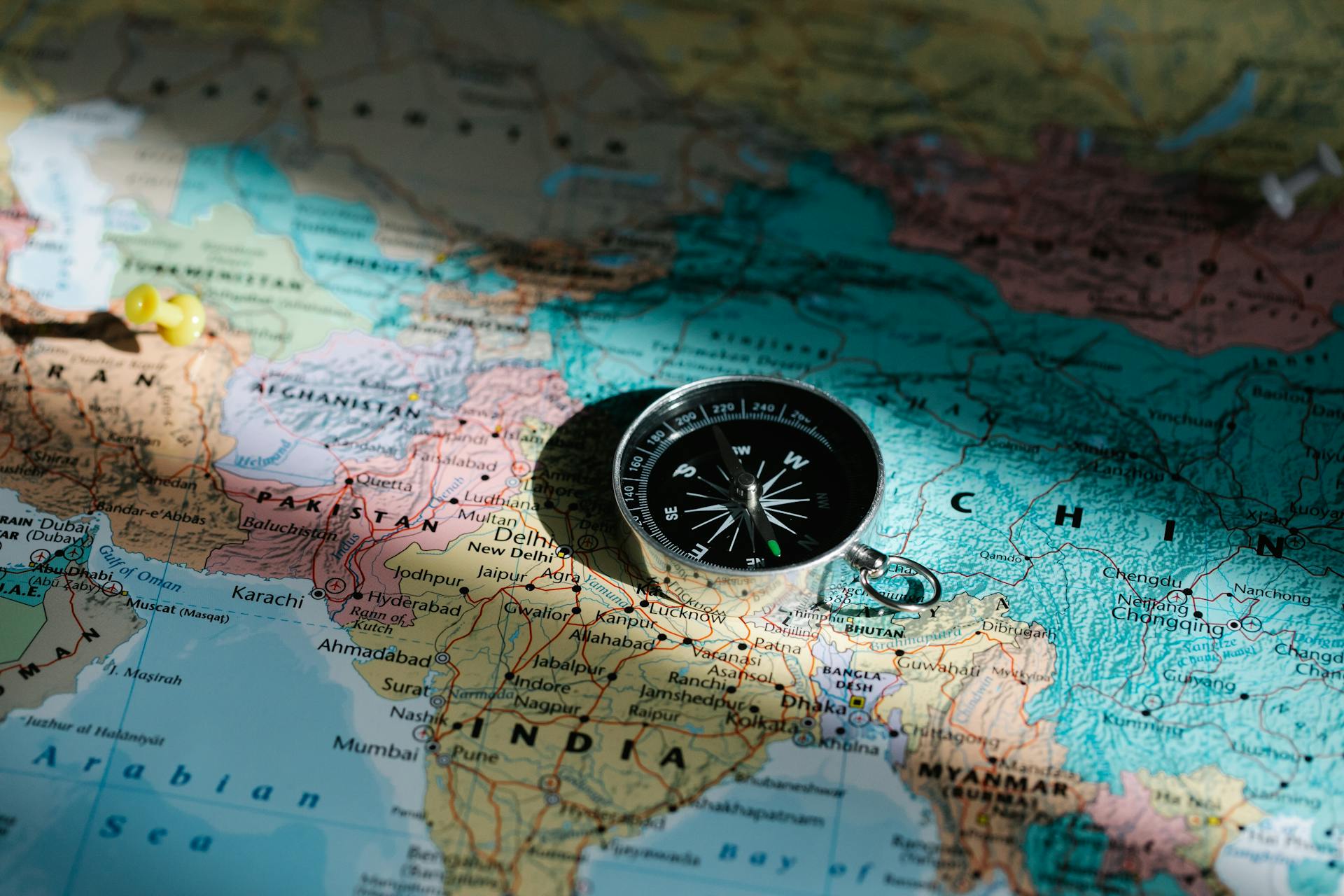 Boussole posée sur une carte du monde, symbolisant le choix du meilleur pays pour la retraite en 2025.