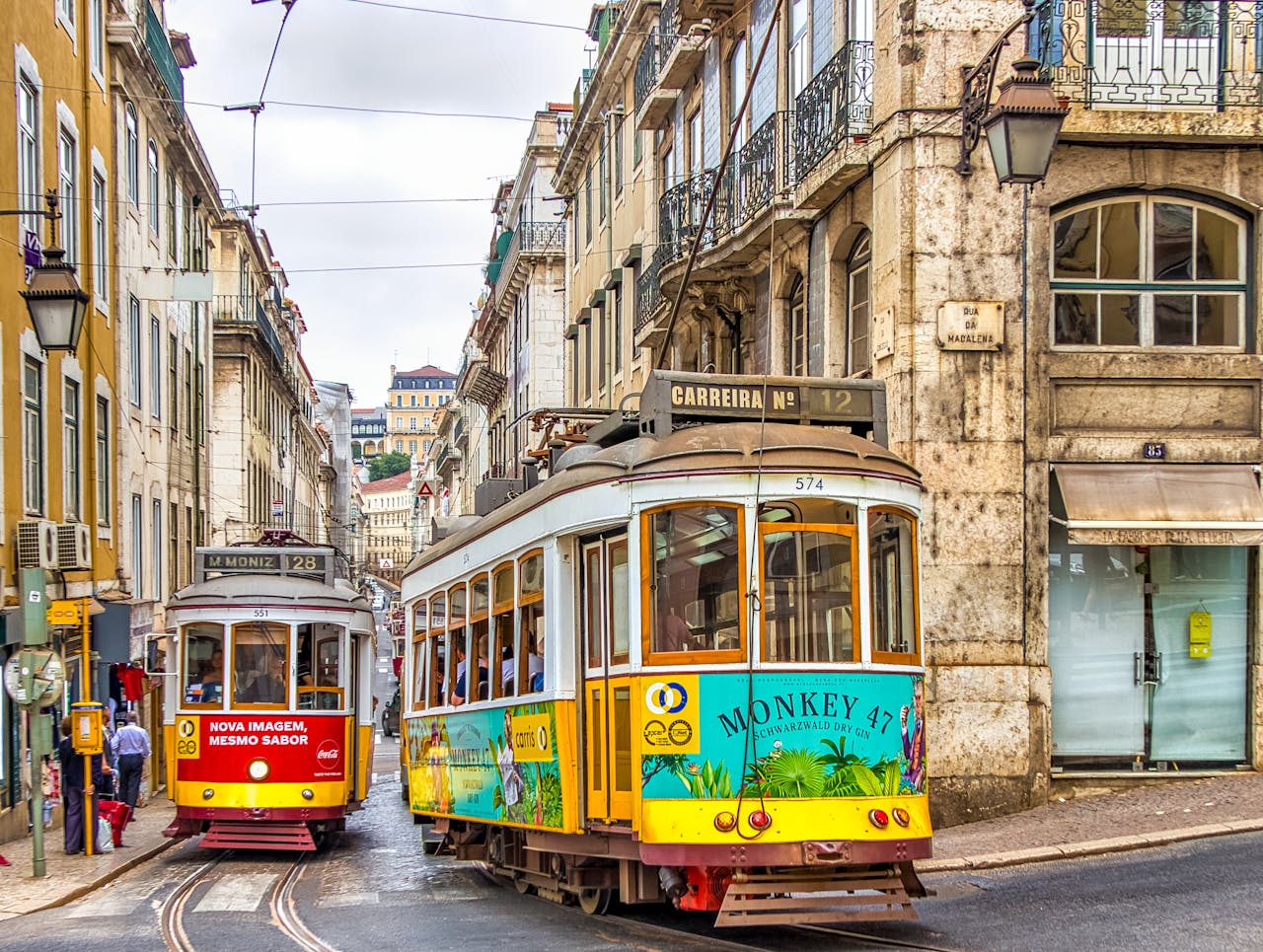 Un tramway jaune emblématique de Lisbonne, symbolisant la douceur de vivre et les avantages de la retraite au Portugal.