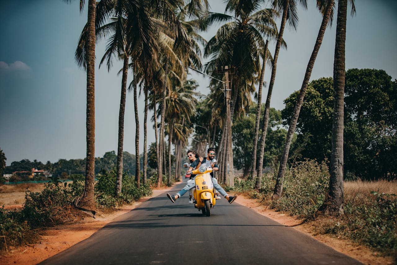 Couple en voyage à moto, symbolisant la liberté d’investir et de gérer un compte-titres ordinaire depuis l’étranger.