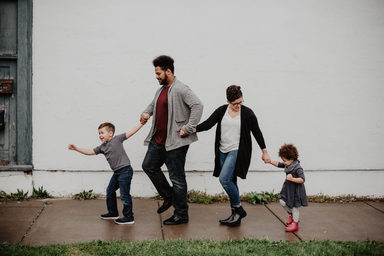 Famille marchant dans la rue, symbole de la concrétisation d’un projet immobilier grâce à un bon apport financier.