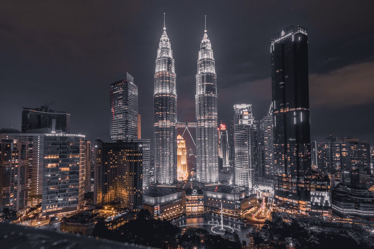 Vue panoramique de Kuala Lumpur au coucher du soleil, illustrant l’attractivité de la Malaisie pour une retraite à l’étranger.