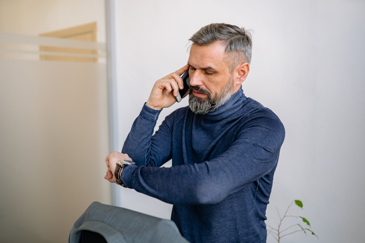 Homme souriant en visioconférence, illustrant la vente d’un bien immobilier à distance depuis l’étranger.