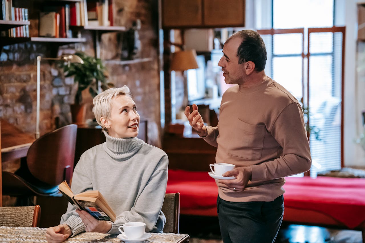 Couple lisant ensemble à la maison, illustrant la diversification et la sérénité patrimoniale offertes par plusieurs contrats d’assurance vie.