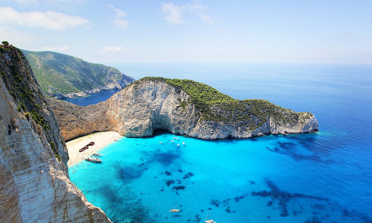 Mer bleue et ciel dégagé en Grèce, illustrant la douceur de vivre et l’attrait d’une retraite au soleil.