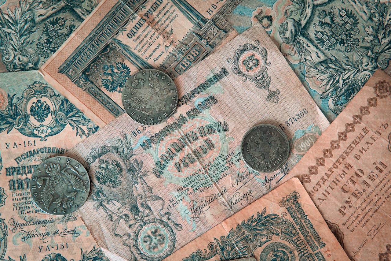 Pièces et billets de devises étrangères, illustrant le risque de change pour les expatriés et la gestion des fluctuations monétaires.