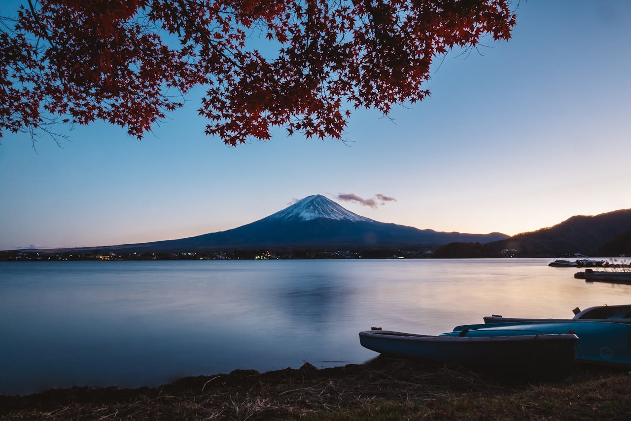 Vue sur le mont Fuji au Japon, symbole de sérénité et d’évasion pour une retraite paisible en Asie.