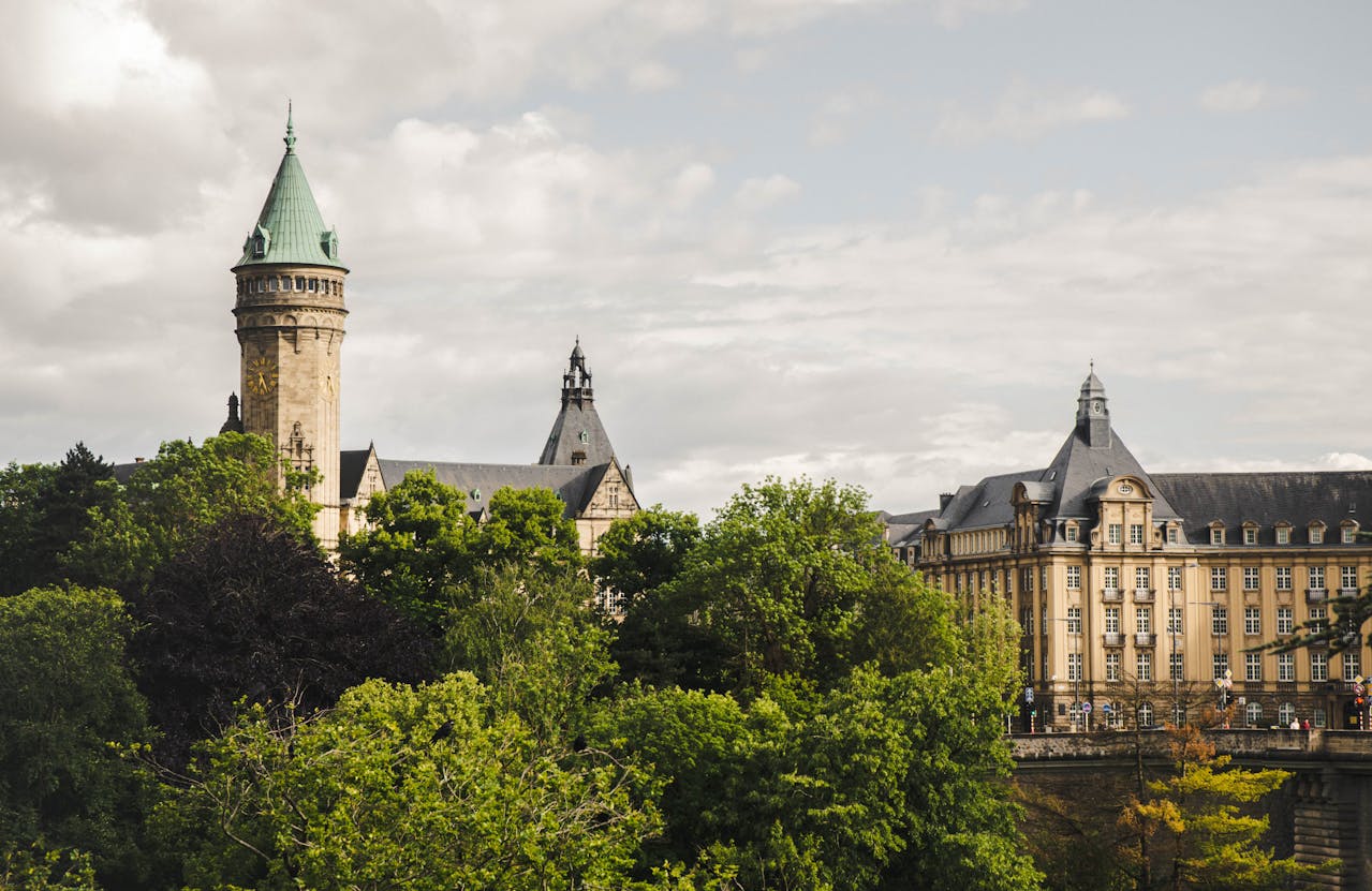 Vue de Luxembourg mêlant architecture et nature, illustrant la stabilité du cadre pour un contrat de capitalisation.