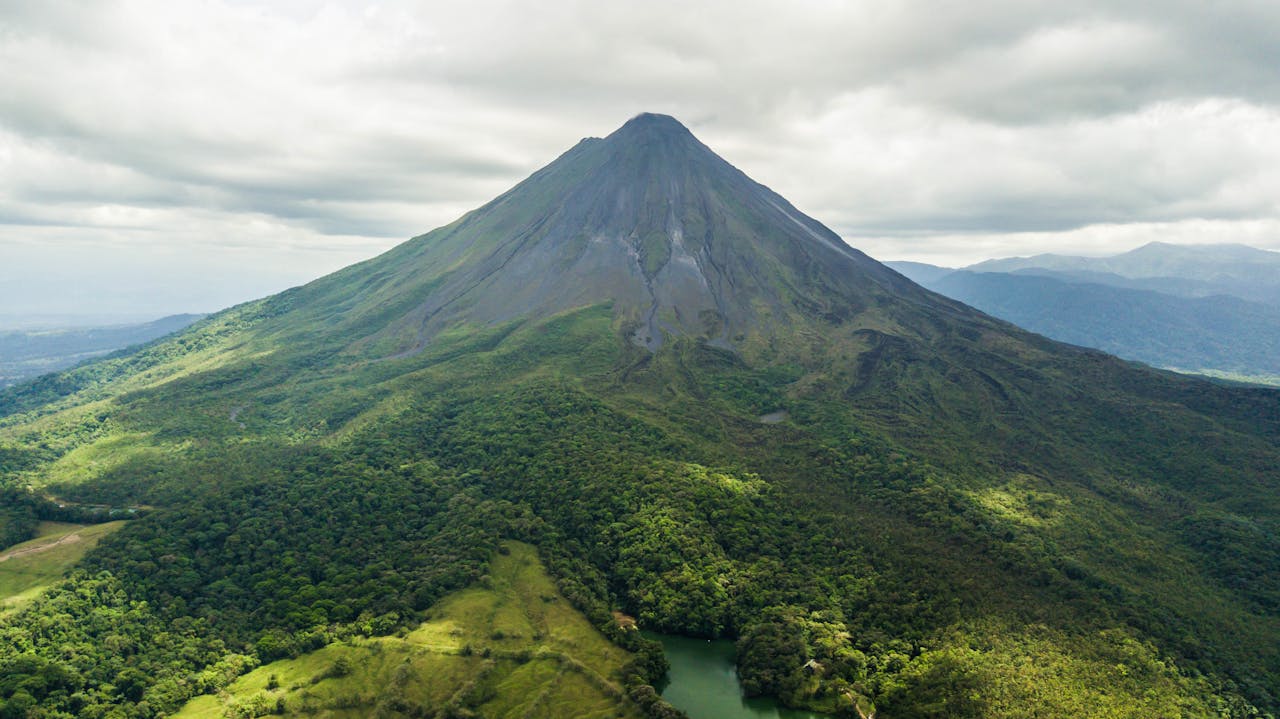 Sommet montagneux du Costa Rica, illustrant la nature préservée et le cadre idyllique pour une retraite à l’étranger.