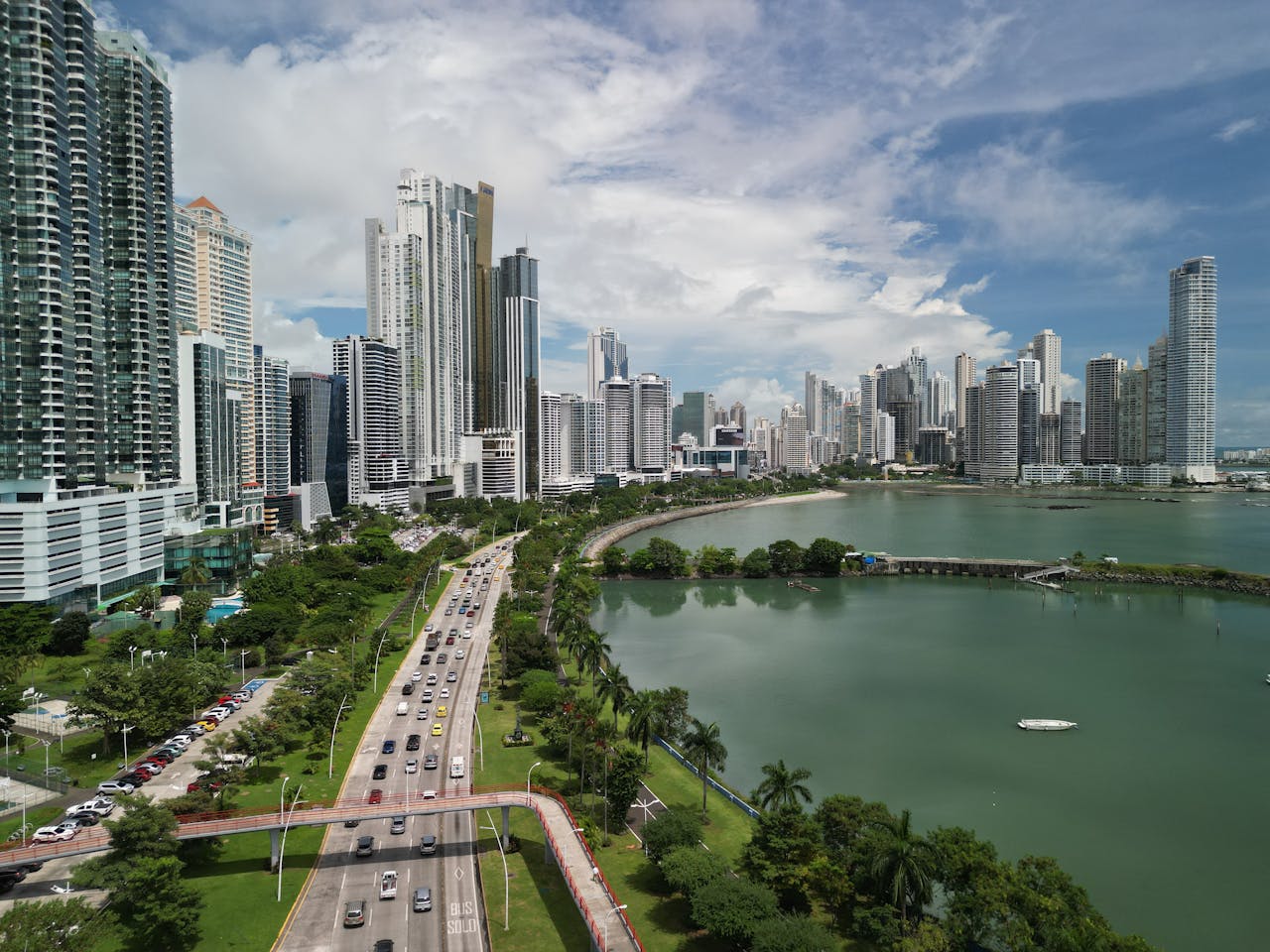Vue panoramique de Panama City avec ses gratte-ciels et le front de mer, illustrant le dynamisme urbain et l’attrait du Panama pour les retraités.