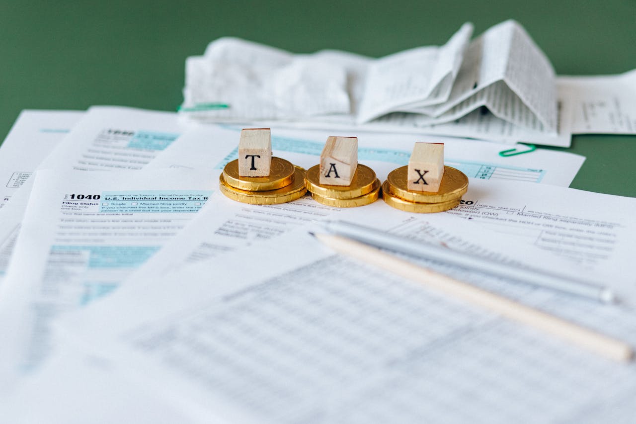 Documents fiscaux posés sur une table, illustrant le calcul et la déclaration de l’IFI pour les expatriés.