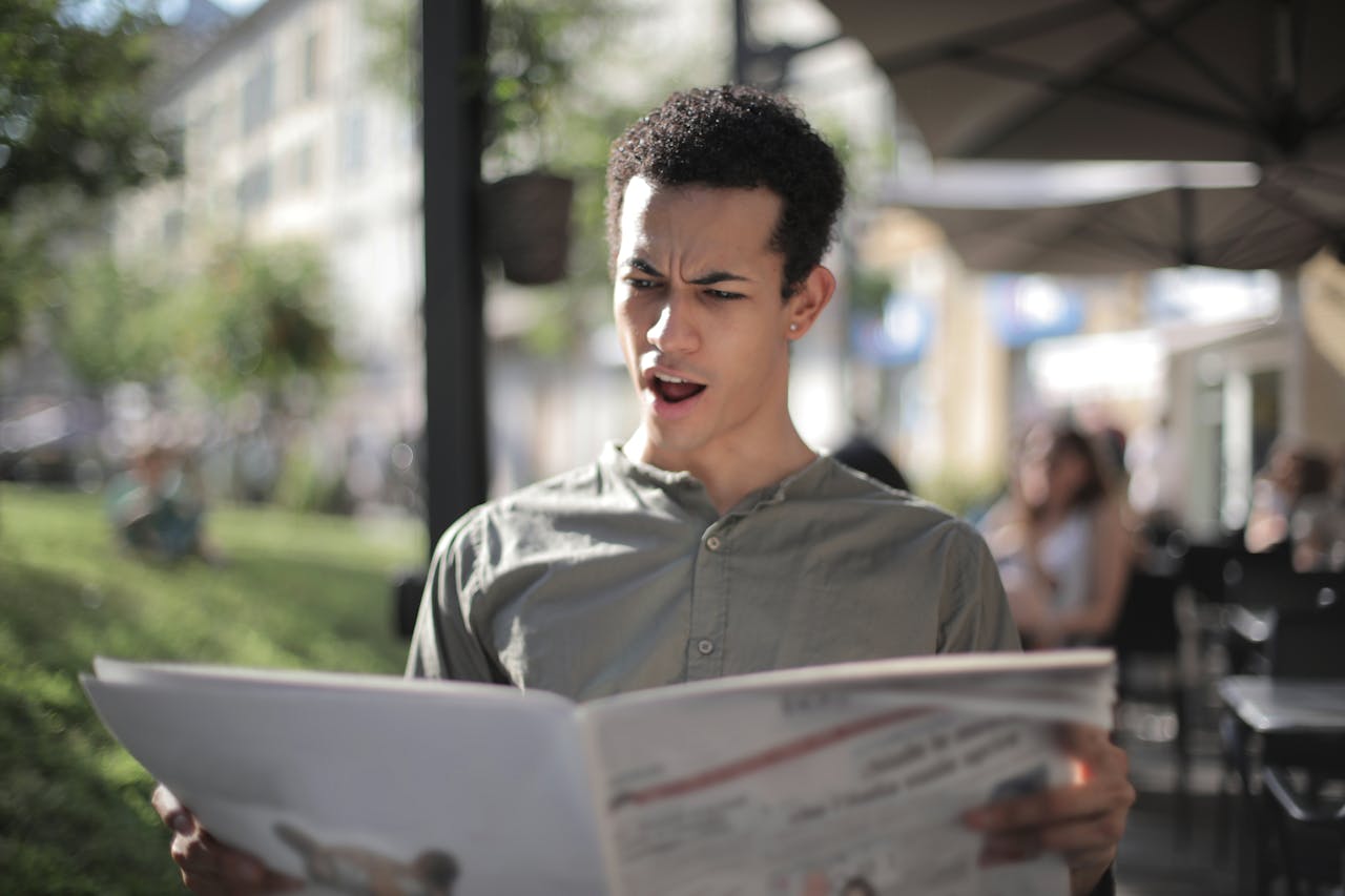 Homme lisant un journal, illustrant la recherche d’informations sur l’éligibilité des expatriés à la Loi Pinel.