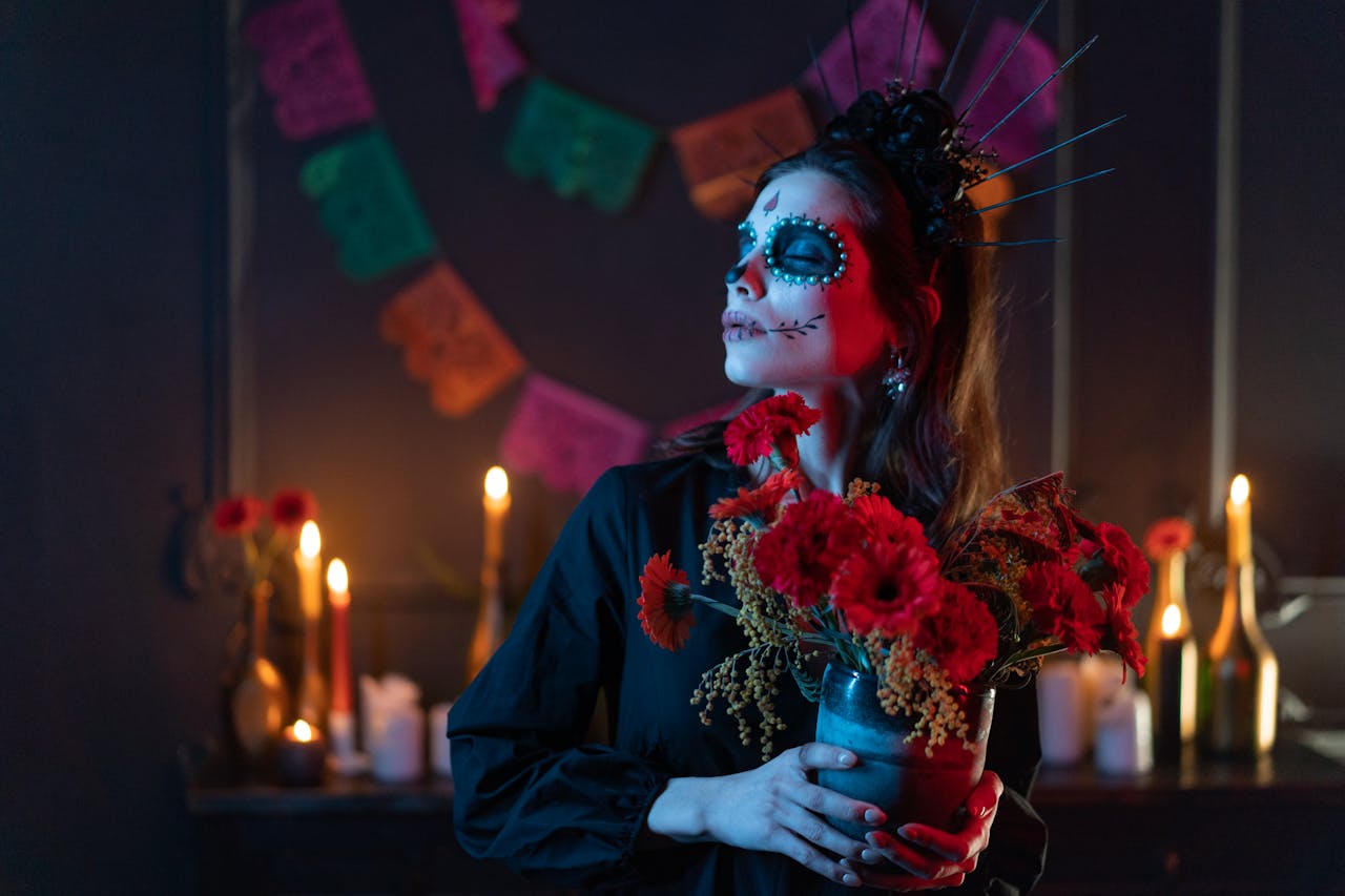 Femme tenant un bouquet de fleurs, symbolisant le deuil et les démarches à entreprendre après le décès d’un proche à l’étranger.