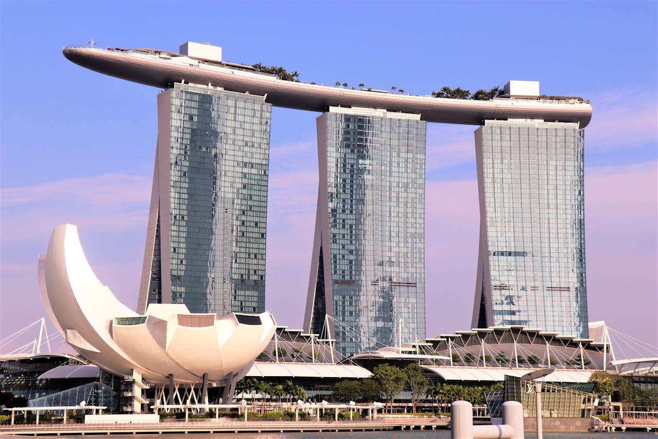 Vue de Marina Bay Sands à Singapour, illustrant l’expatriation et le choix d’une assurance vie adaptée aux Français résidents à Singapour.
