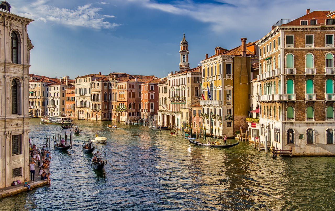 Vue du Grand Canal de Venise, illustrant la vie d’expatrié en Italie et les choix d’assurance vie adaptés aux résidents fiscaux italiens.