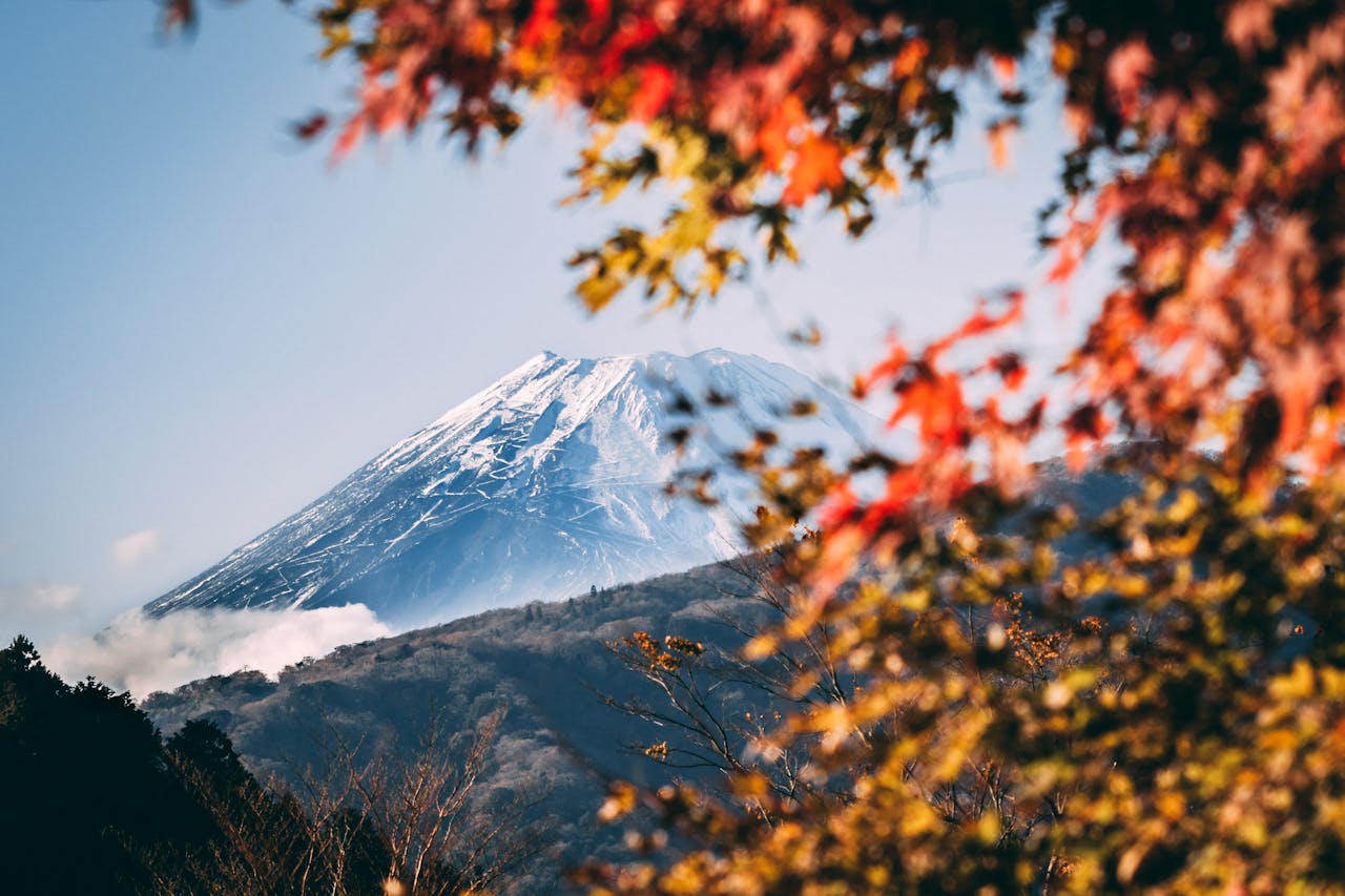 Mont Fuji au Japon avec paysage naturel environnant, illustrant la vie d’expatrié et le choix d’une assurance vie adaptée.