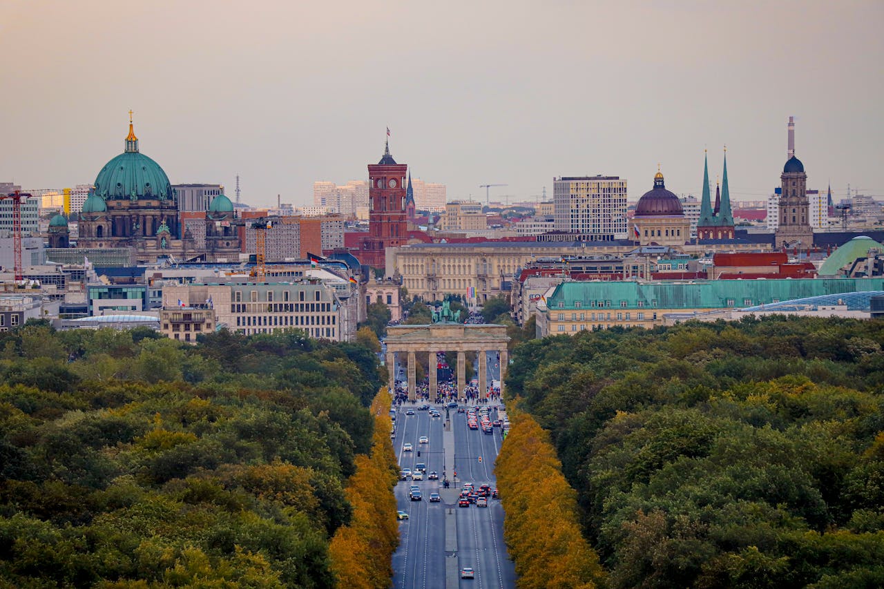 Vue aérienne de la porte de Brandebourg à Berlin, illustrant l’expatriation en Allemagne et le choix d’une assurance vie adaptée aux résidents français.