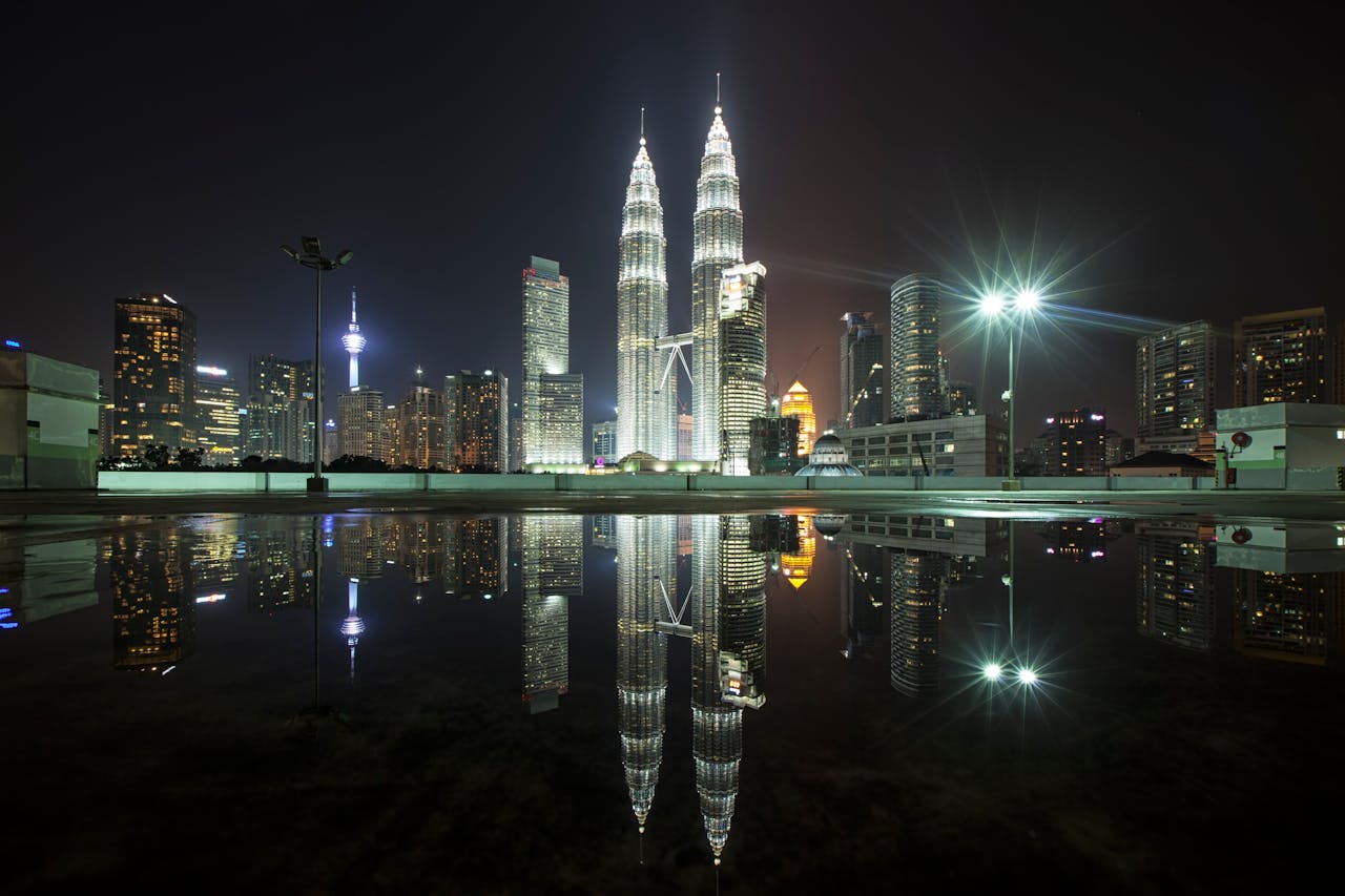 Vue des tours Petronas à Kuala Lumpur en Malaisie, illustrant la vie d’expatrié et le choix d’une assurance vie adaptée aux Français résidents.
