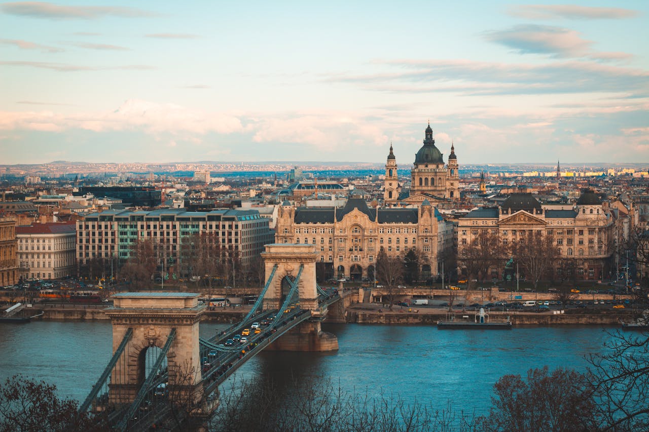 Pont sur le Danube à Budapest avec architecture historique, illustrant l’expatriation en Hongrie et le choix d’une assurance vie adaptée.