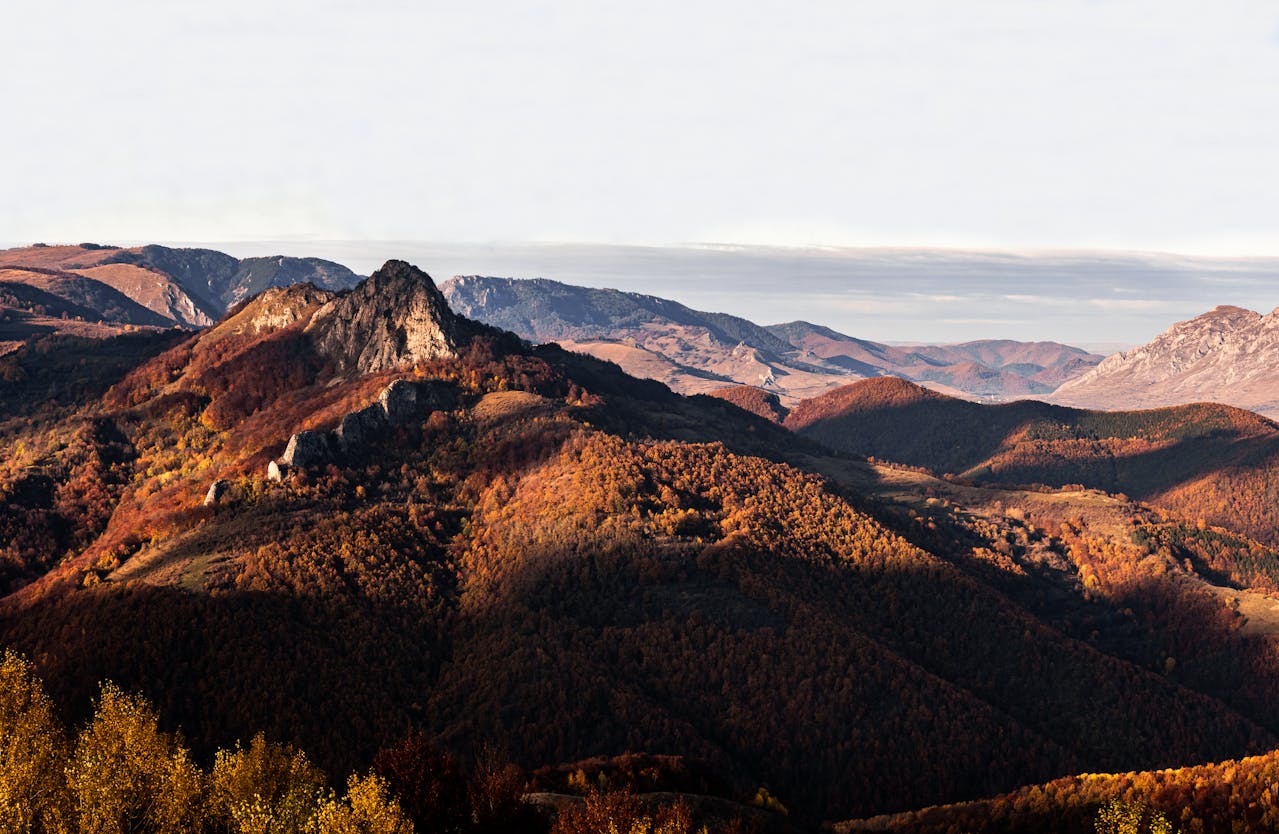 Montagnes en Roumanie sous un ciel clair, illustrant l’expatriation et le choix d’une assurance vie adaptée aux expatriés français.