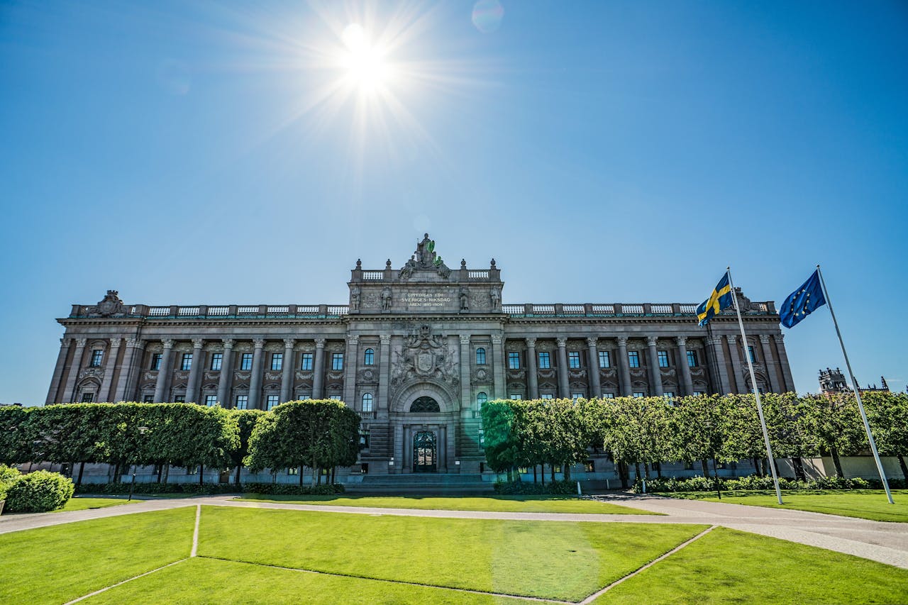Palais royal à Stockholm en Suède sous un ciel bleu, illustrant l’expatriation et le choix d’une assurance vie adaptée.