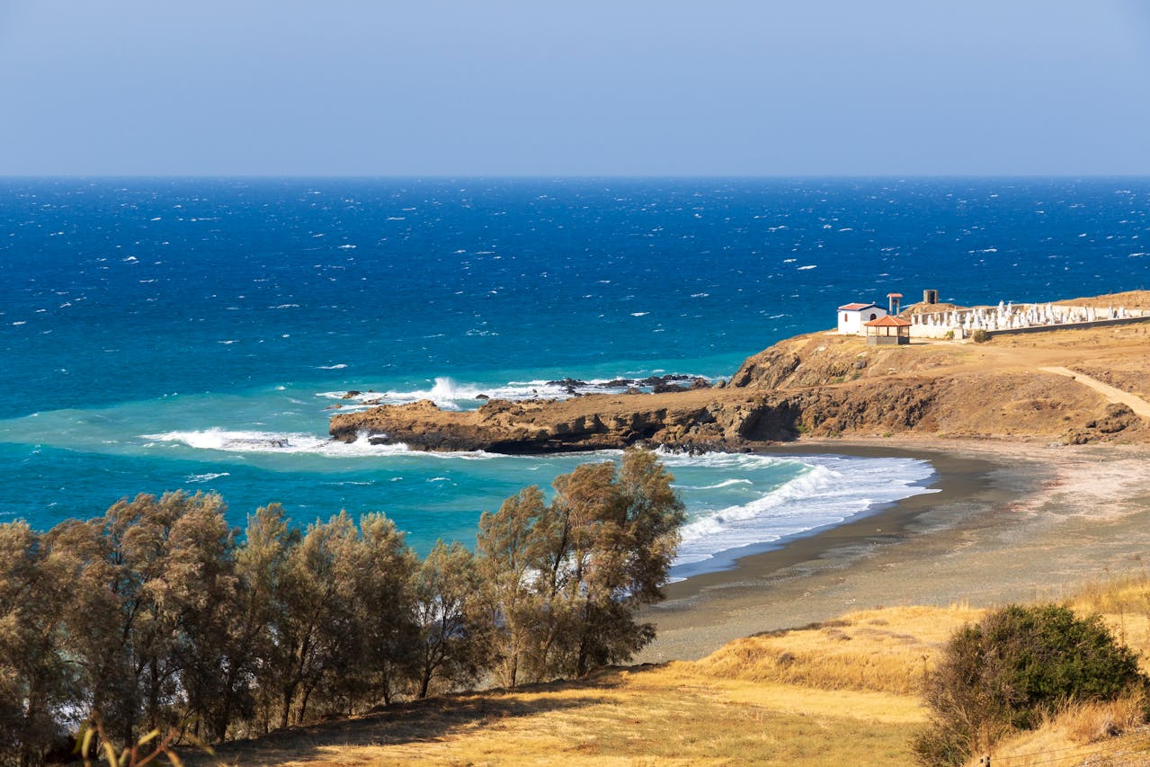 Maison en bord de mer à Chypre avec vue sur la Méditerranée, illustrant l’expatriation et le choix d’une assurance vie adaptée.