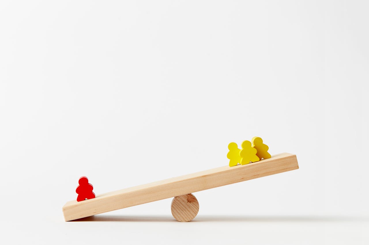 Comparaison entre assurance vie internationale et CTO étranger illustrée par des figurines en équilibre sur une balançoire