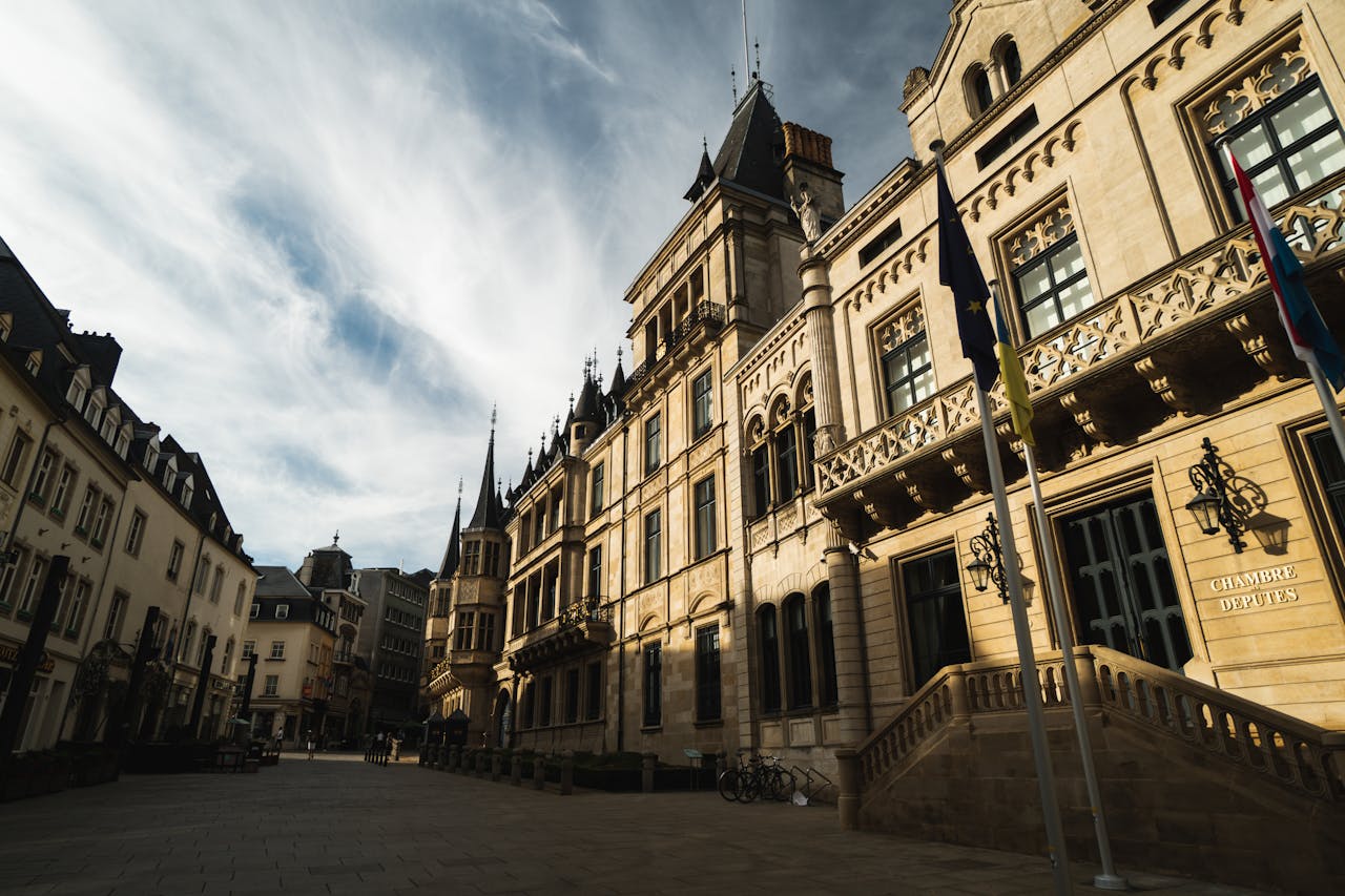Palais grand-ducal à Luxembourg-ville, illustrant l’assurance vie multi-devises luxembourgeoise et la gestion patrimoniale internationale.