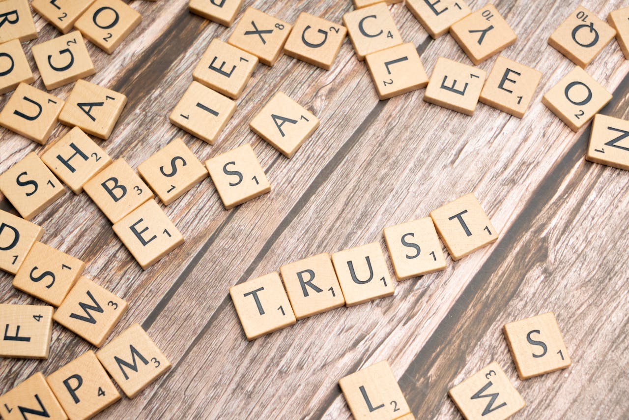 Dés en bois formant le mot trust pour illustrer les trusts et fondations utilisés en gestion patrimoniale internationale