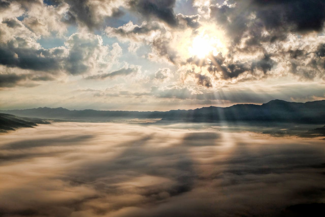 Rayons de soleil traversant les nuages pour illustrer la transmission d’une assurance-vie luxembourgeoise en cas de décès
