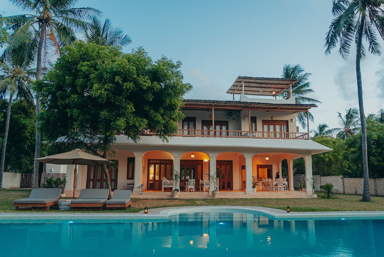 Villa tropicale avec piscine au crépuscule illustrant l’investissement immobilier pour expatriés