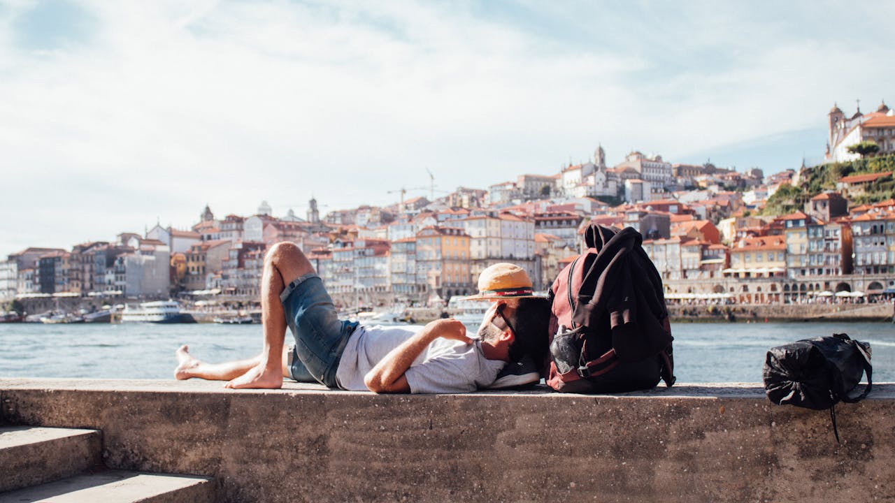 Homme au bord de l’eau à Porto illustrant la fiscalité de l’expatriation et le retour en France
