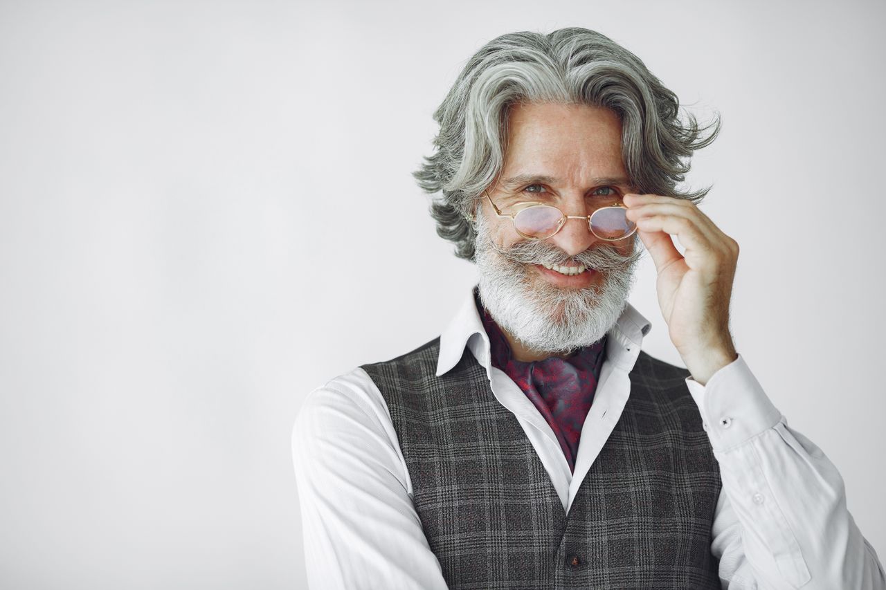 Homme senior avec lunettes illustrant l’anticipation de l’exit-tax avant de quitter la France