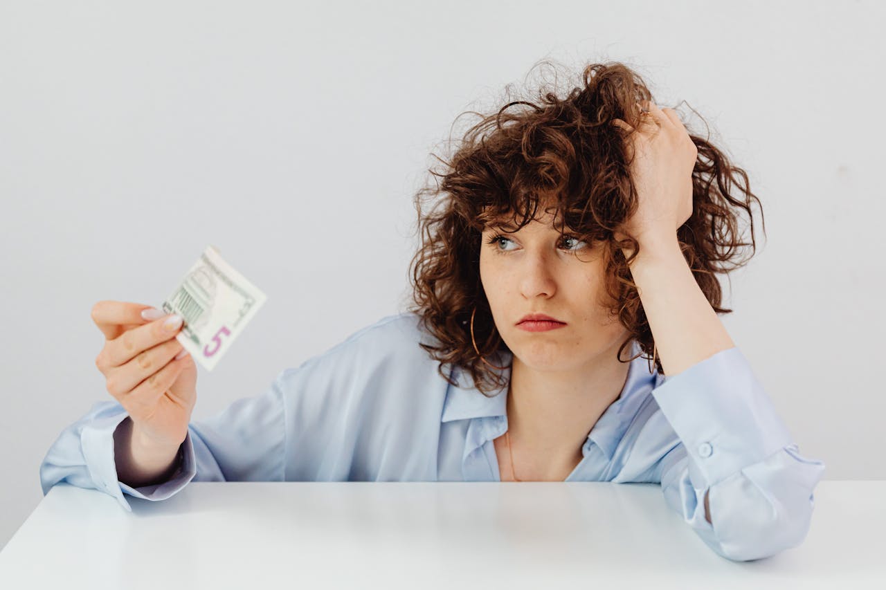 Femme tenant un billet pour illustrer le montant minimum d’un contrat de capitalisation luxembourgeois