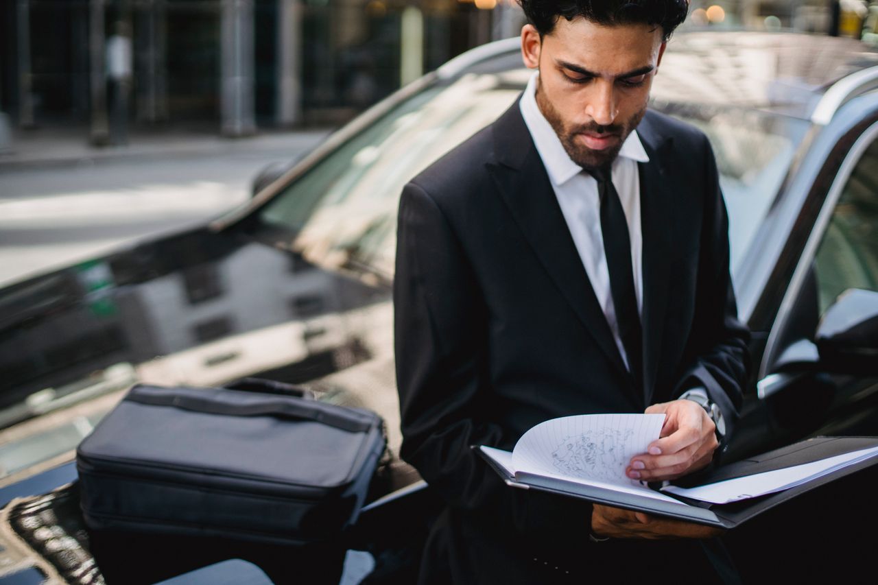 Homme en costume consultant des documents pour illustrer la fiscalité de l’expatrié français