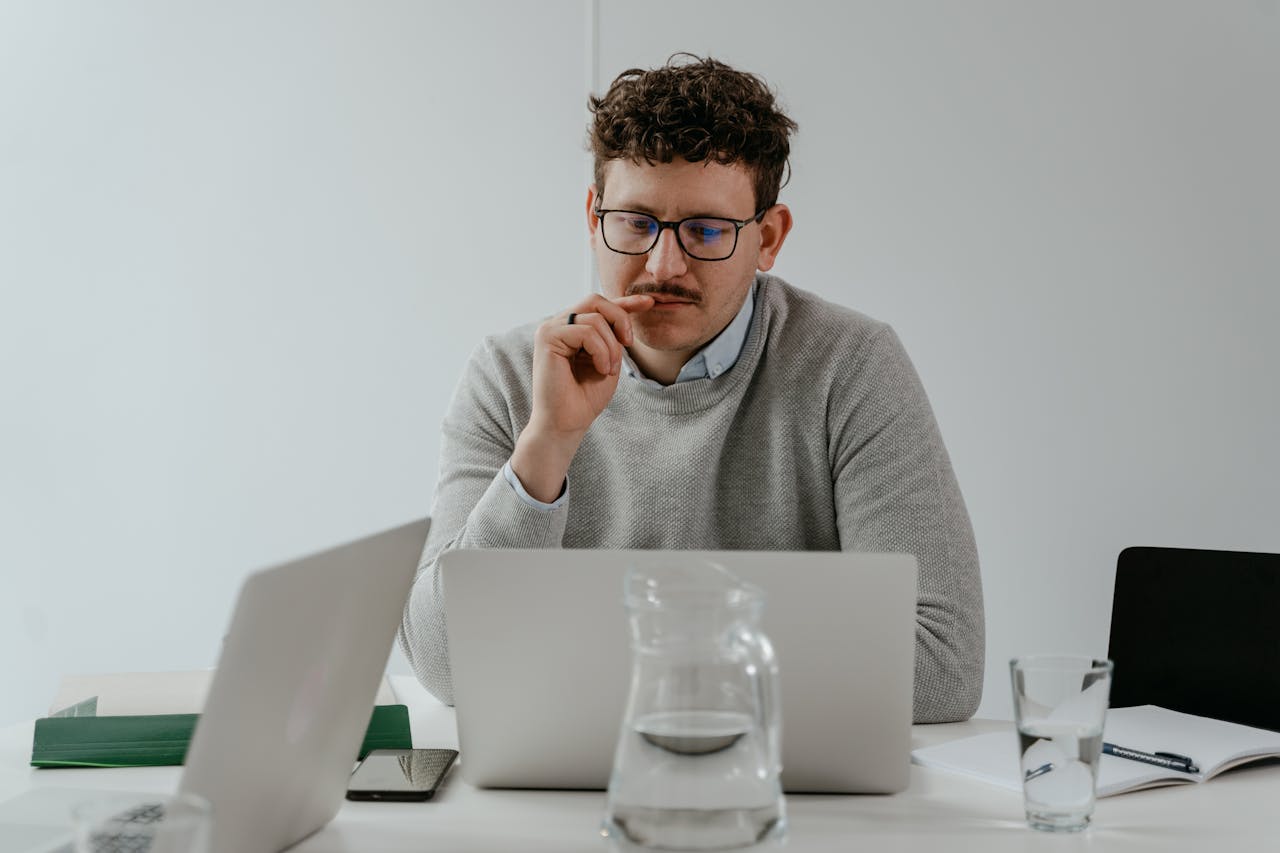 Homme avec ordinateur portable illustrant les frais d’un conseiller en gestion de patrimoine