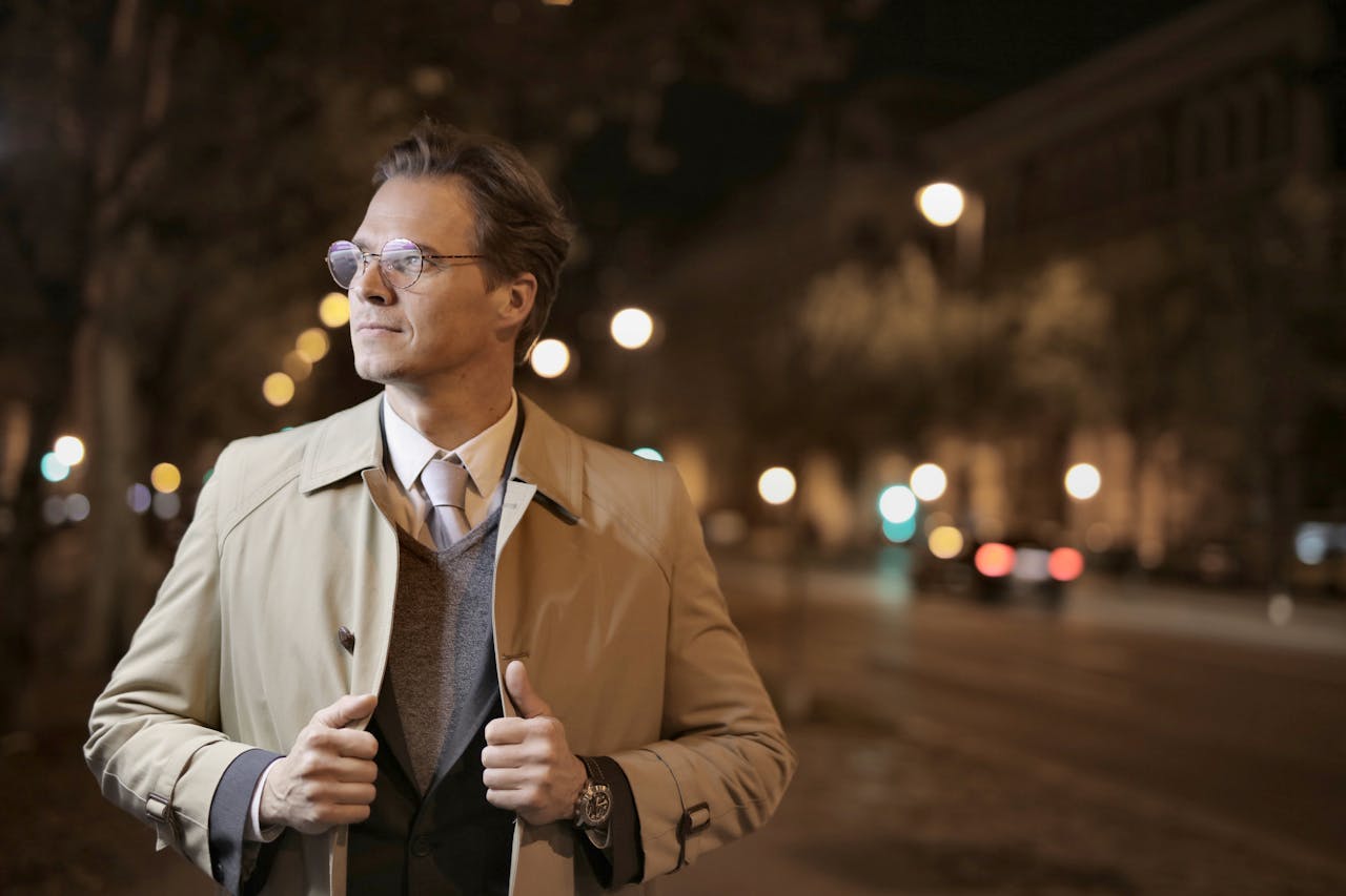 Homme élégant en ville illustrant les placements alternatifs pour expatrié dans une allocation patrimoniale