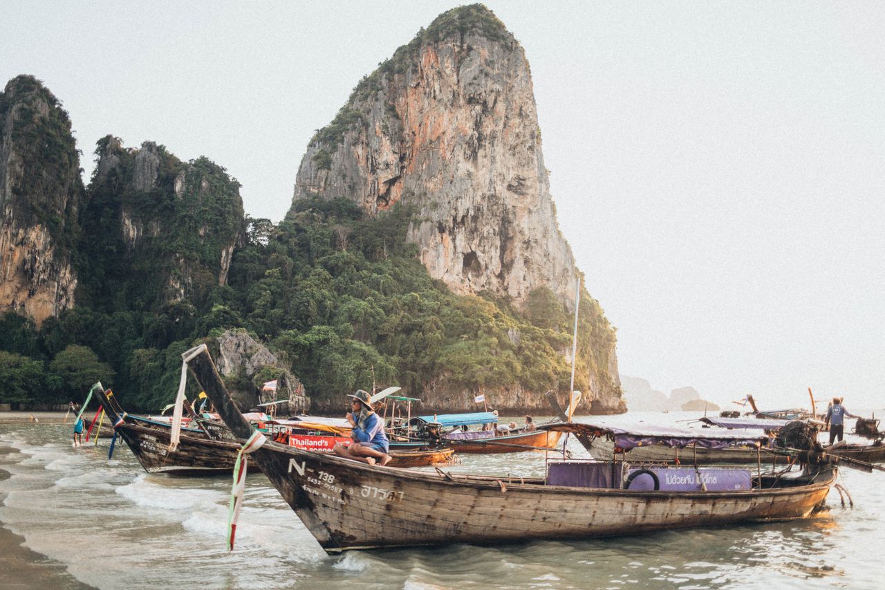 Bateaux traditionnels à Krabi illustrant la fiscalité d’un expatrié français en Thaïlande