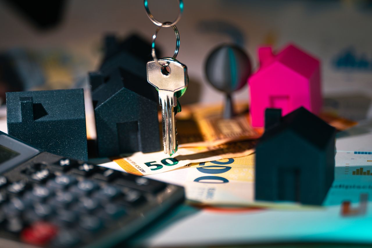 Clés et maisons miniatures illustrant la SCI pour non-résident et la transmission immobilière en France