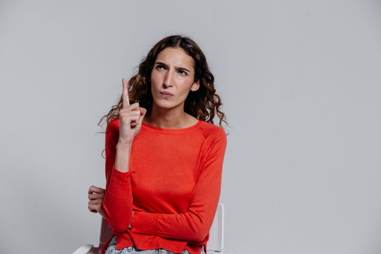 Femme en rouge illustrant le choix entre SCI à l’IR et SCI à l’IS pour un non-résident