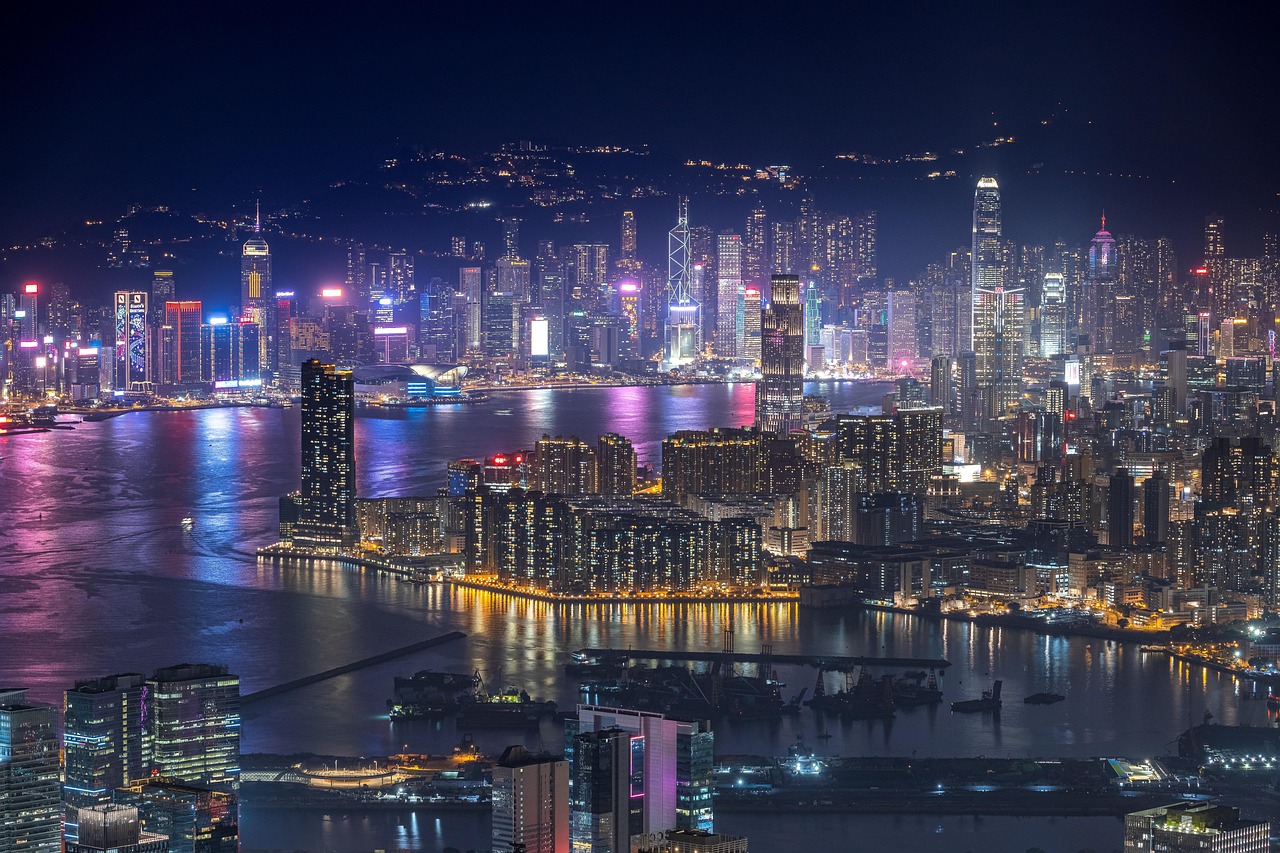 Skyline de Hong Kong avec gratte-ciel illustrant la fiscalité d’un expatrié français