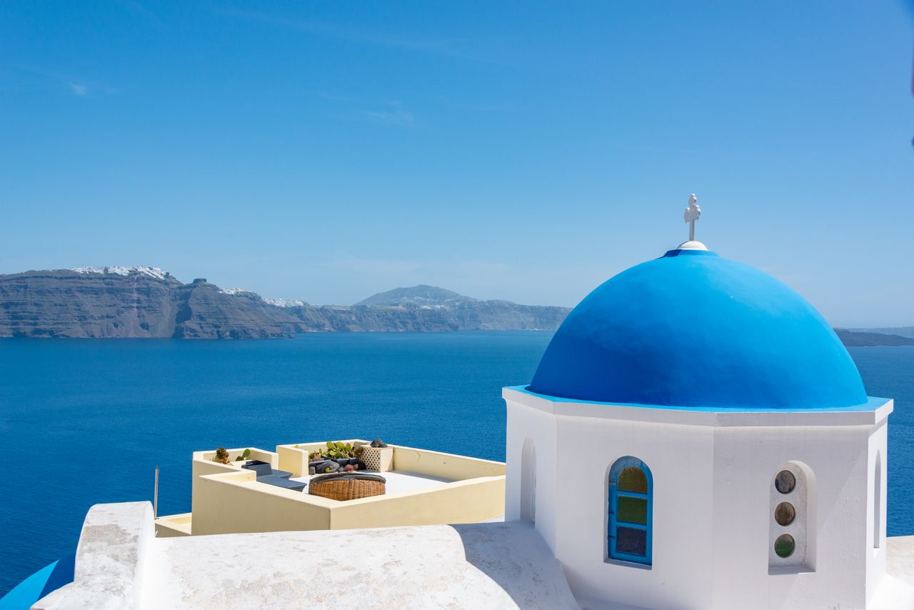 Église à dôme bleu de Santorin illustrant la fiscalité d’un expatrié français en Grèce