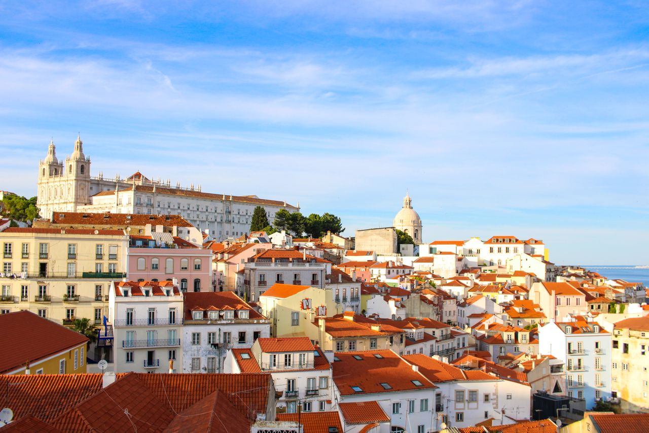 Vue du quartier de l’Alfama à Lisbonne illustrant la fiscalité d’un expatrié français au Portugal