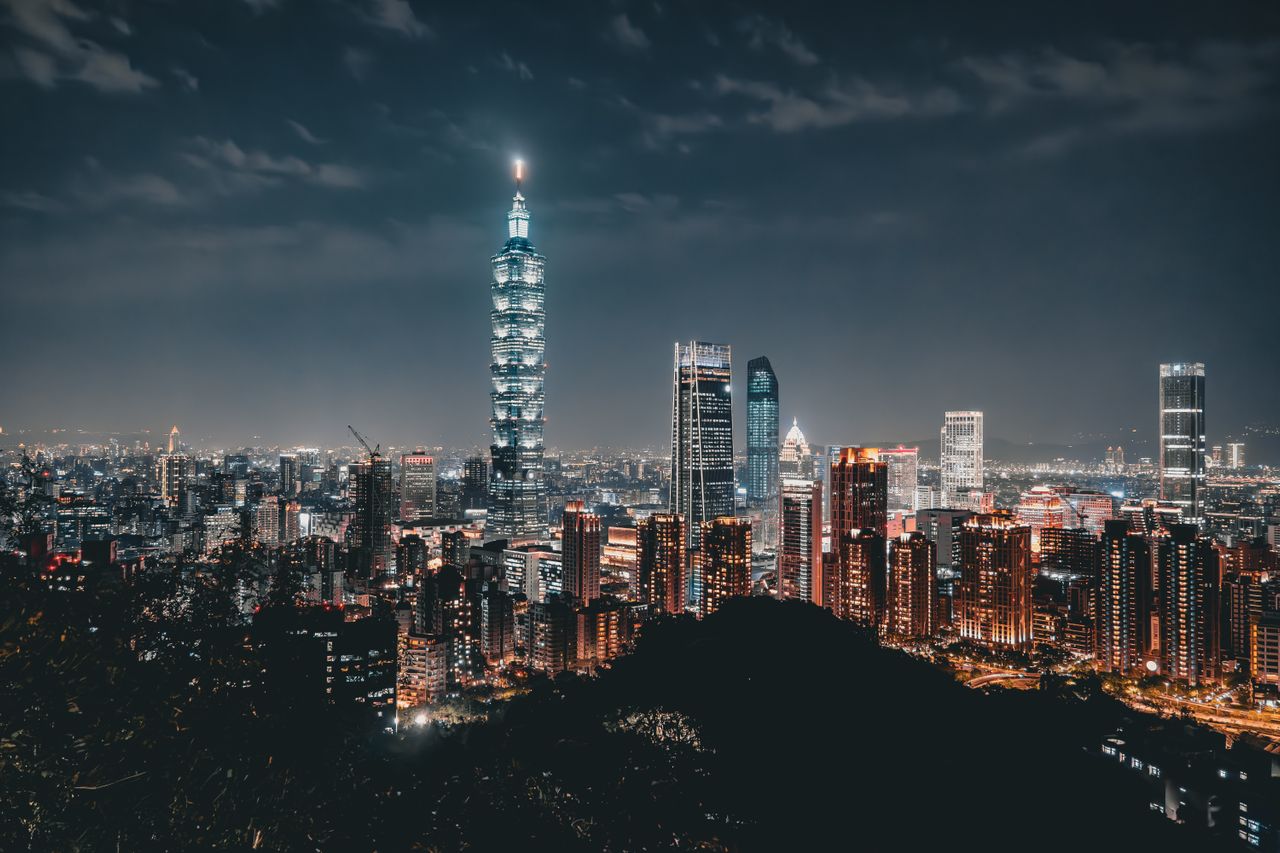 Skyline illuminée de Taipei de nuit illustrant la fiscalité d’un expatrié français à Taïwan