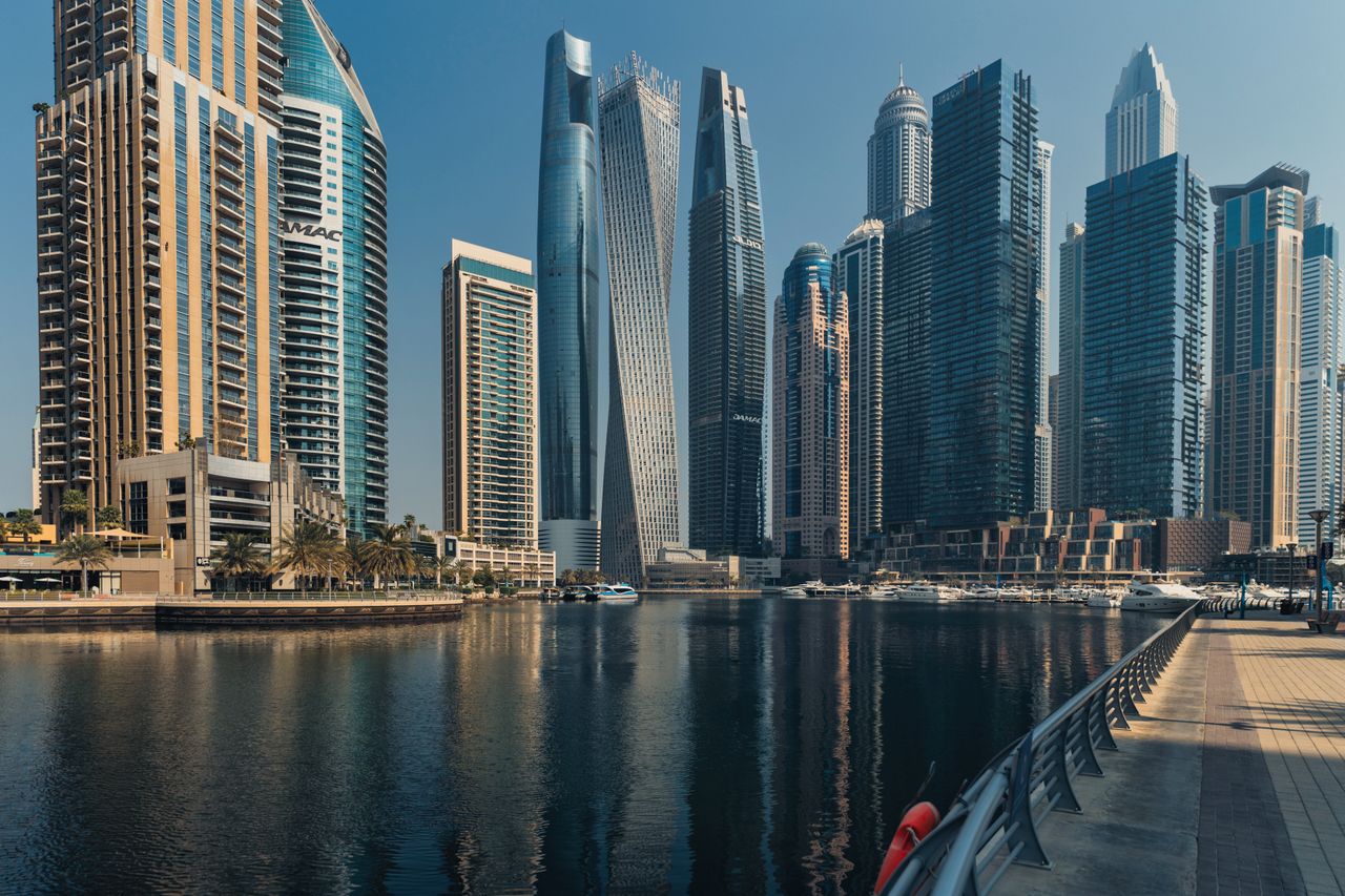 Skyline de Dubaï avec gratte-ciel illustrant la fiscalité d’un expatrié français aux Émirats arabes unis