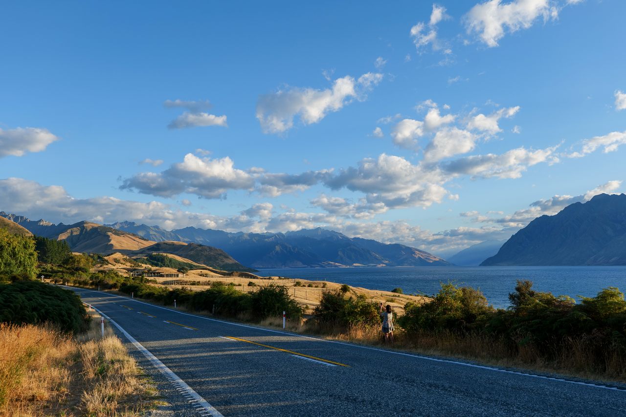 Route panoramique en Nouvelle-Zélande avec montagnes illustrant la fiscalité d’un expatrié français