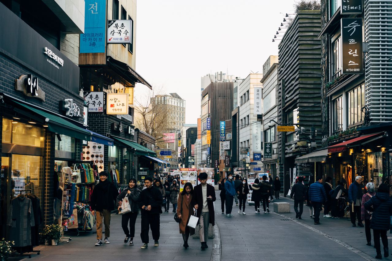 Rue commerçante animée à Séoul illustrant la fiscalité d’un expatrié français en Corée du Sud