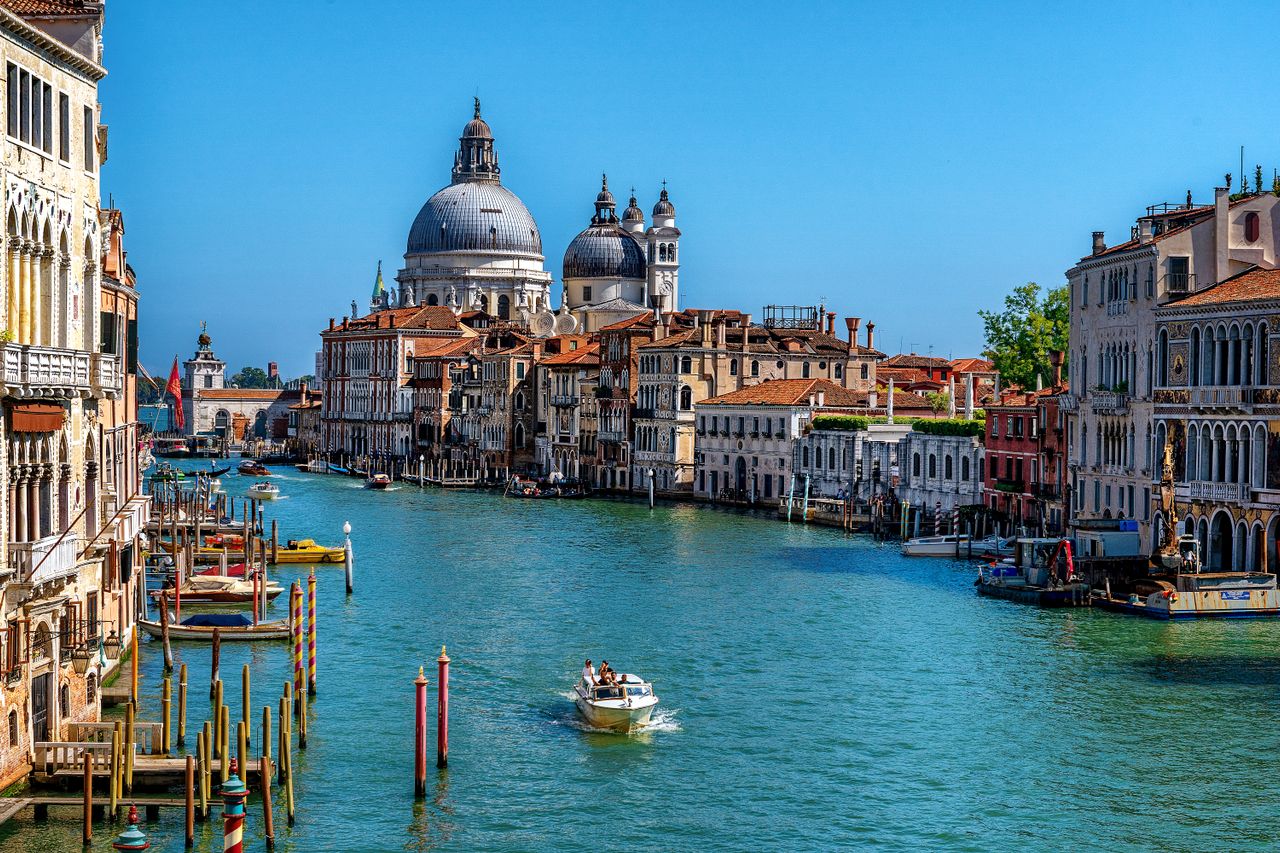 Grand Canal de Venise avec gondoles illustrant la fiscalité d’un expatrié français en Italie